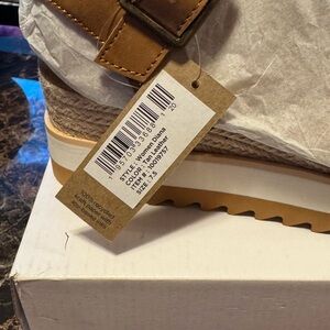 Toms Women's Platform Shoes in Tan and Cream